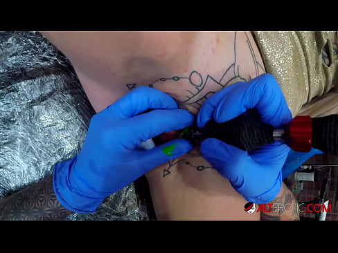 ❤️ Tsis tshua muaj tattooed hottie Sully Savage tau txais tattoo ntawm nws clitoris ❌ tawv porn ntawm hmn.raceporn.ru% ib
